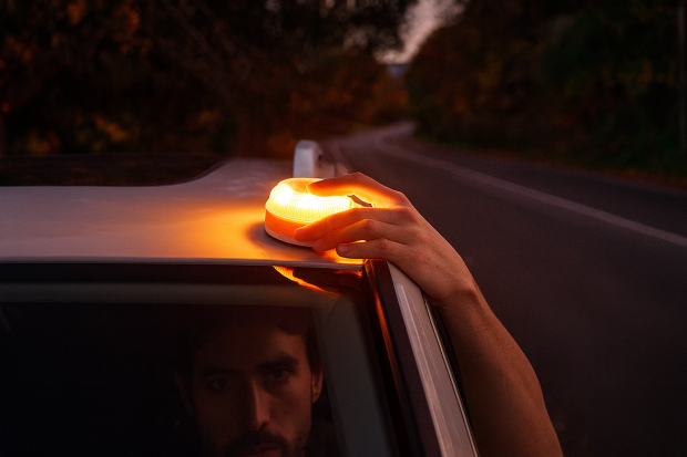 Baliza V16: qué vehículos deben llevarla y cómo usarla correctamente desde 2026